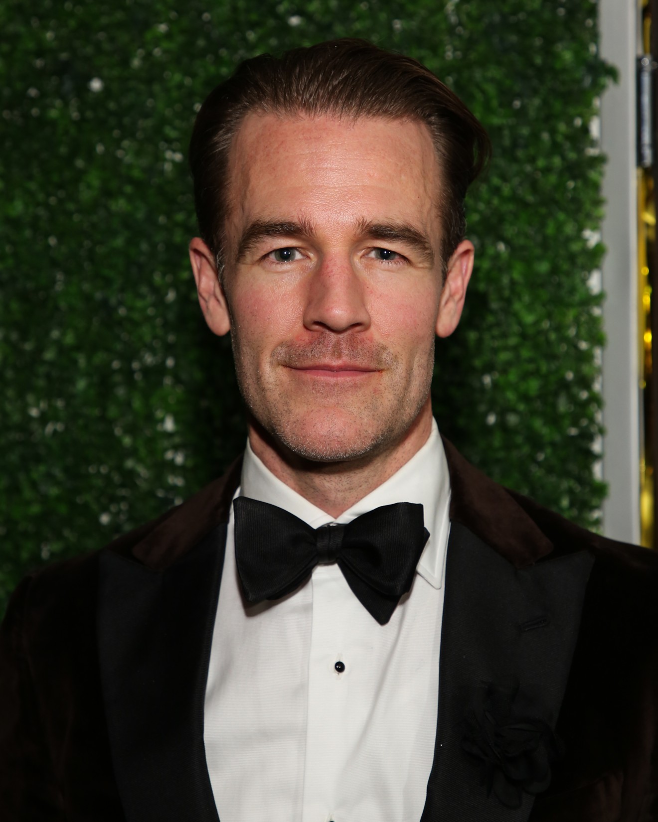 Dawson should've stayed back in the creek. James Van der Beek's Texas accent in Varsity Blues made us really not want his life. Now we get to laugh WITH him at a Dallas screening.