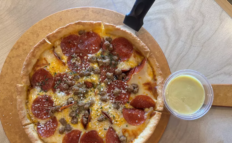 Image: We Found Chicago Deep-Dish Pizza at a Random Korean Restaurant. It Was … Interesting.