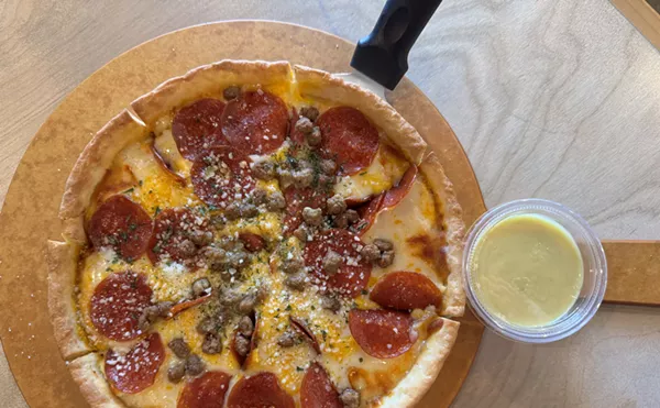 Image: We Found Chicago Deep-Dish Pizza at a Random Korean Restaurant. It Was … Interesting.
